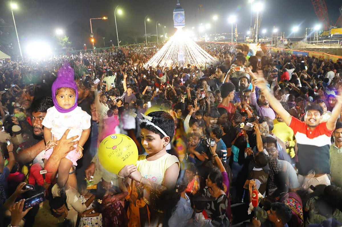 அப்பா தோள்களில் சுட்டீஸ்... யூத் முதல் பெரியவர்கள் வரை..! - மாஸ்ஸான மெரினா புத்தாண்டு கொண்டாட்டம்!