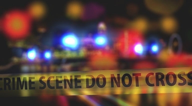 கைவிடப்பட்ட குடியிருப்பில் வீசிய துர்நாற்றம்; 3 பைகளில் காத்திருந்த அதிர்ச்சி! - போலீஸ் விசாரணை