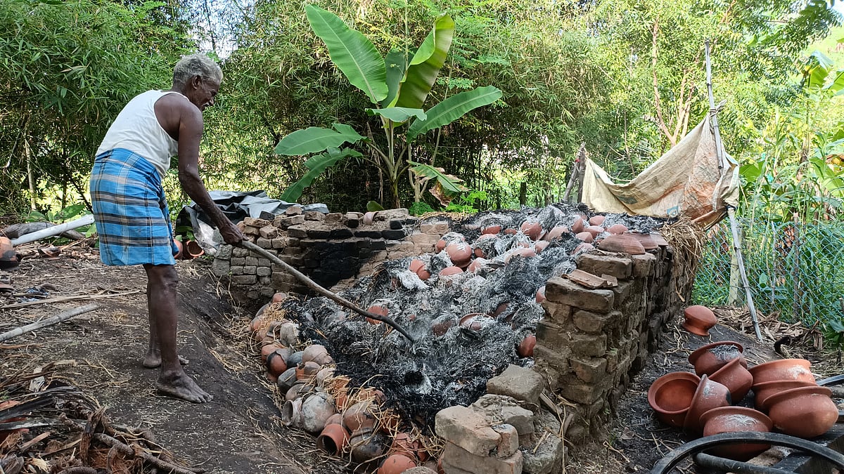 நாகை: ``இந்த வருசம் மழையினால ஒரே நட்டமா போச்சு’ - தீராத வேதனையில் மண்பாண்ட தொழிலாளர்கள்