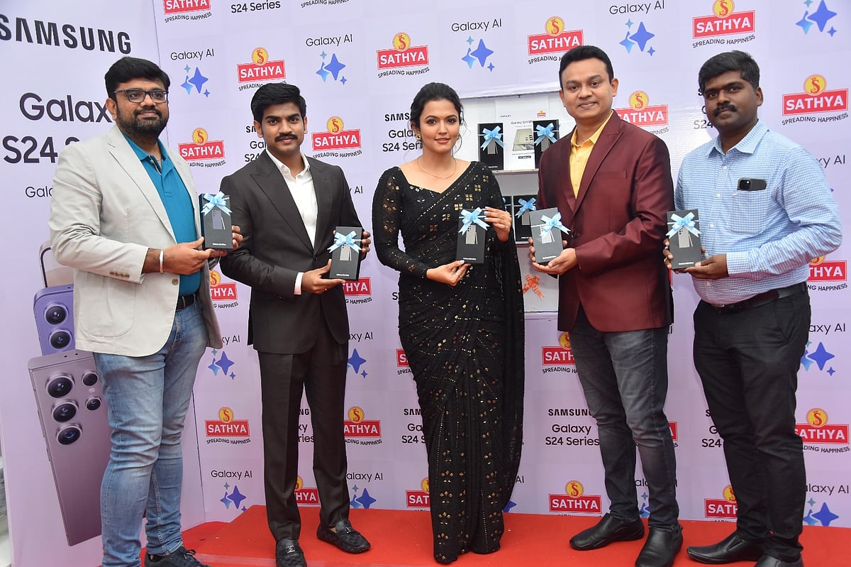 SATHYA: Samsung Galaxy S24 Series அறிமுக விழா; வாடிக்கையாளர்களுக்கு Mobile-ஐ வழங்கினார் அபர்ணா தாஸ்!