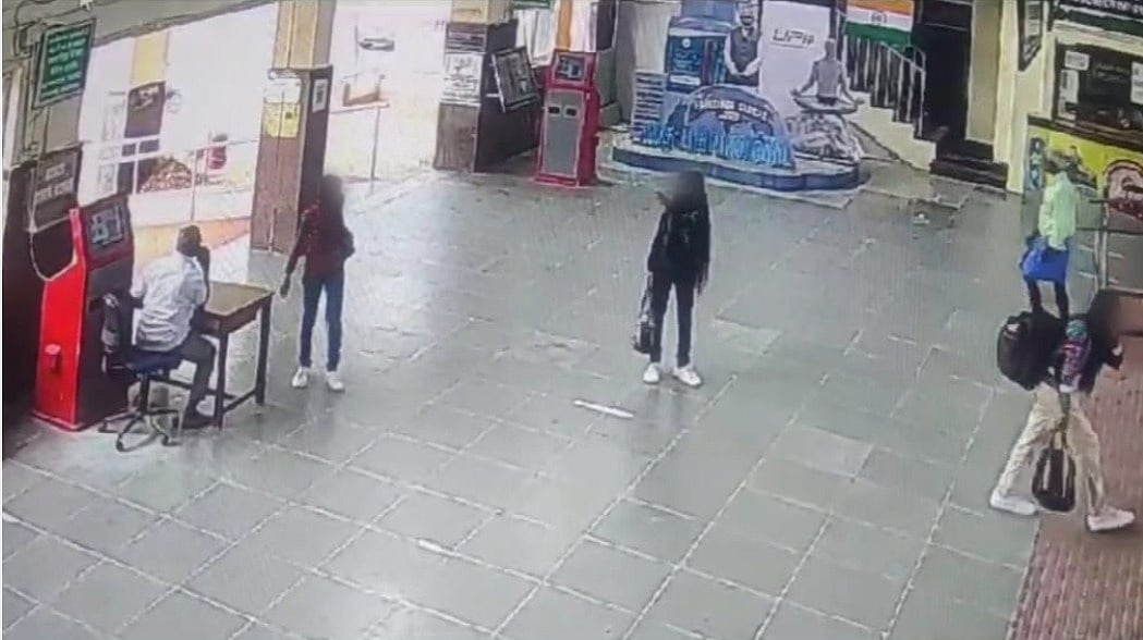 `BTS-ஐ காண கொரியா செல்கிறோம்..!' - கரூரில் வீட்டைவிட்டு வெளியேறிய சிறுமிகள்; காட்பாடியில் மீட்ட RPF