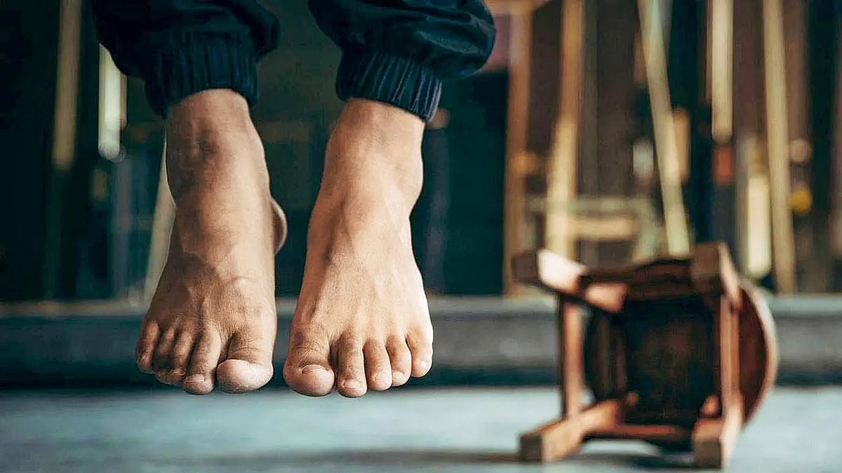 துர்நாற்றம்... அழுகிய நிலையில் தூக்கில் தொங்கிய 3 சடலங்கள்! - மே.வங்க அதிர்ச்சி; போலீஸ் விசாரணை!