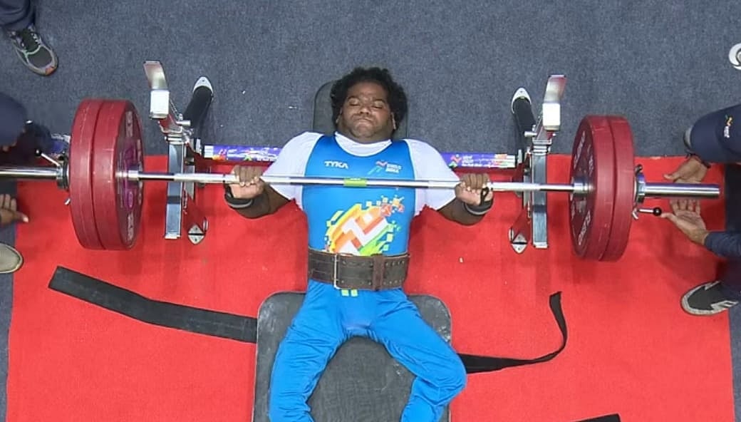 `நடக்க முடியாத என்னை ஊர் மக்கள் சுமக்குறாங்க!' - சாலை வசதியற்ற மலை கிராம இளைஞன் தேசிய அளவில் சாதனை!