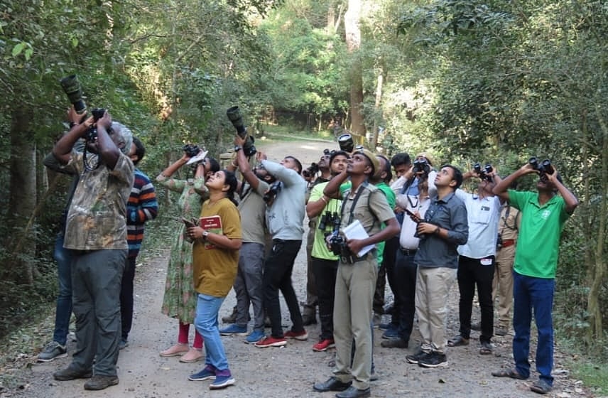 `புல்லினங்காலும் கீச்சொலிகளும்!' - தேனி சுருளி அருவியில் பறவை காணல் துறை! இதன் சிறப்புகள் என்னென்ன?