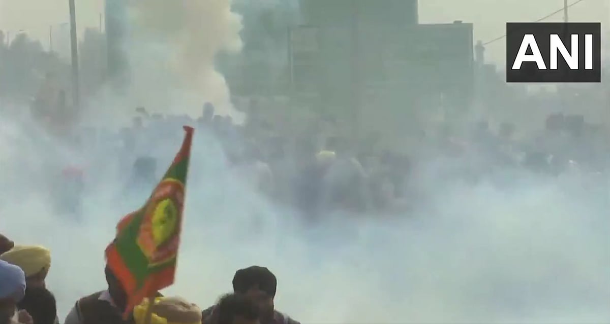 Farmers Protest: ஆணி பலகை, கண்ணீர் புகைக்குண்டுகள்... டெல்லி நுழையும் விவசாயிகளைத் தடுக்கும் போலீஸ்!