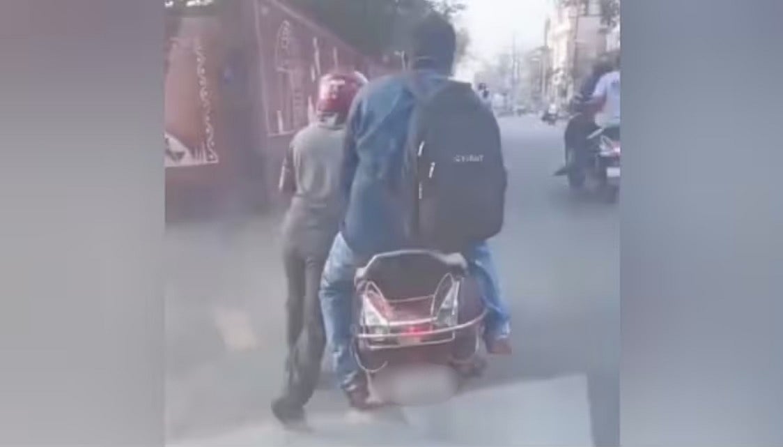 பைக் டாக்ஸியில் தீர்ந்த பெட்ரோல்; பயணியால் ஓட்டுநருக்கு அரங்கேறிய `கொடுமை!'