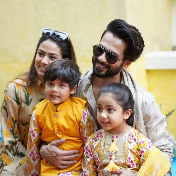 shahid kapoor with his family