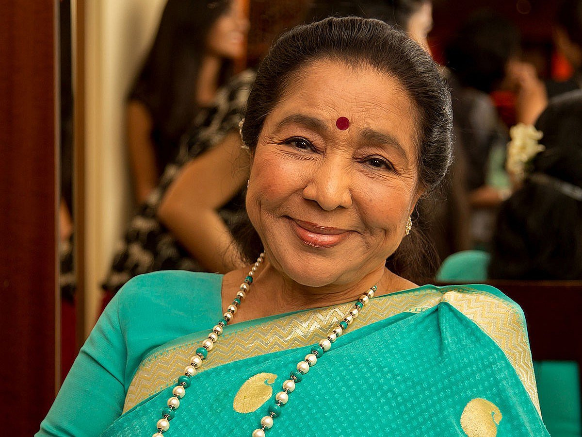 Asha Bhosle:` 90 வயதாகிறது, தொடர்ச்சியாக என்னால் 18 பாடல்களைப் பாட முடியும்'- பாடகி ஆஷா போஸ்லே  