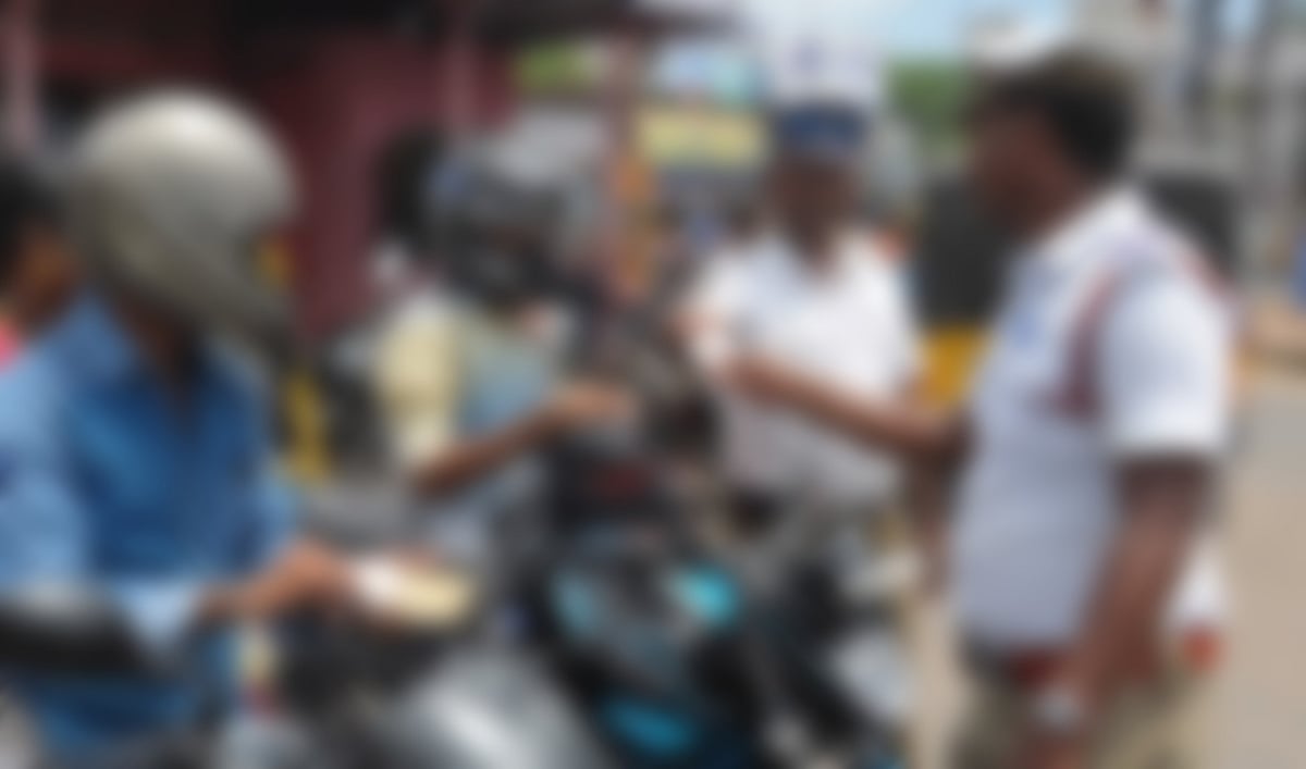 வாகன ஓட்டியைத் தாக்கிய போலீஸ் எஸ்.ஐ, காவலர்கள்; சர்ச்சையான வீடியோ... பாய்ந்தது சஸ்பெண்ட் நடவடிக்கை!