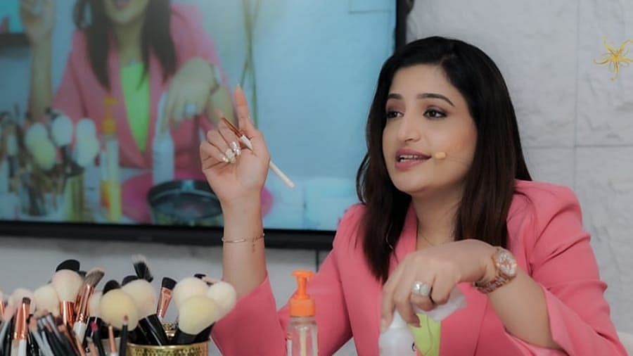 Non-Veg சாப்பிட மாட்டார்' - இலங்கையில் நிகழ்ந்த சங்கடம்; நடிகை சந்தோஷி விளக்கம்! |tv actress santhoshi upsets at her make up seminar in srilanka - Vikatan