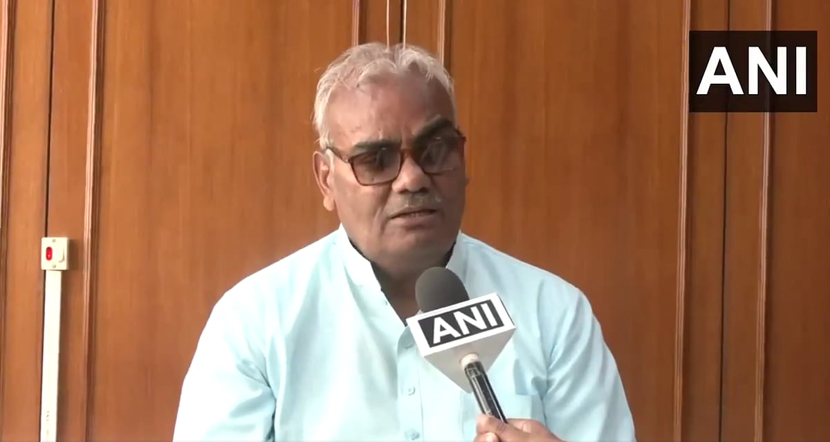 Akbar: `அக்பர் ஒரு பாலியல் வன்கொடுமையாளர்..!'- ராஜஸ்தான் கல்வியமைச்சர் பேச்சு