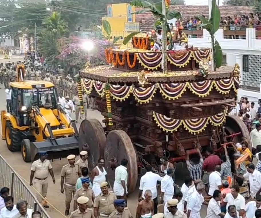சிவகங்கை: குவிக்கப்பட்ட 1500 போலீஸ்; மக்கள் வடம் பிடிக்காமல் நடந்த கண்டதேவி கோயில் தேர் வெள்ளோட்டம்!