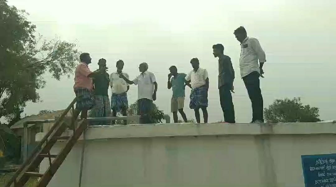 சேலம்: நீர்தேக்கத் தொட்டியில் நாய்குட்டியின் உடல்... அதிர்ச்சியில் கிராம மக்கள்! 