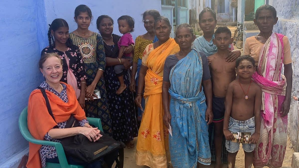 `30 வருஷமாச்சு, மீண்டும் எங்க கிராமத்துக்கு வந்திருக்காங்க!’ - அமெரிக்க பெண்ணால் நெகிழ்ந்த மக்கள்..