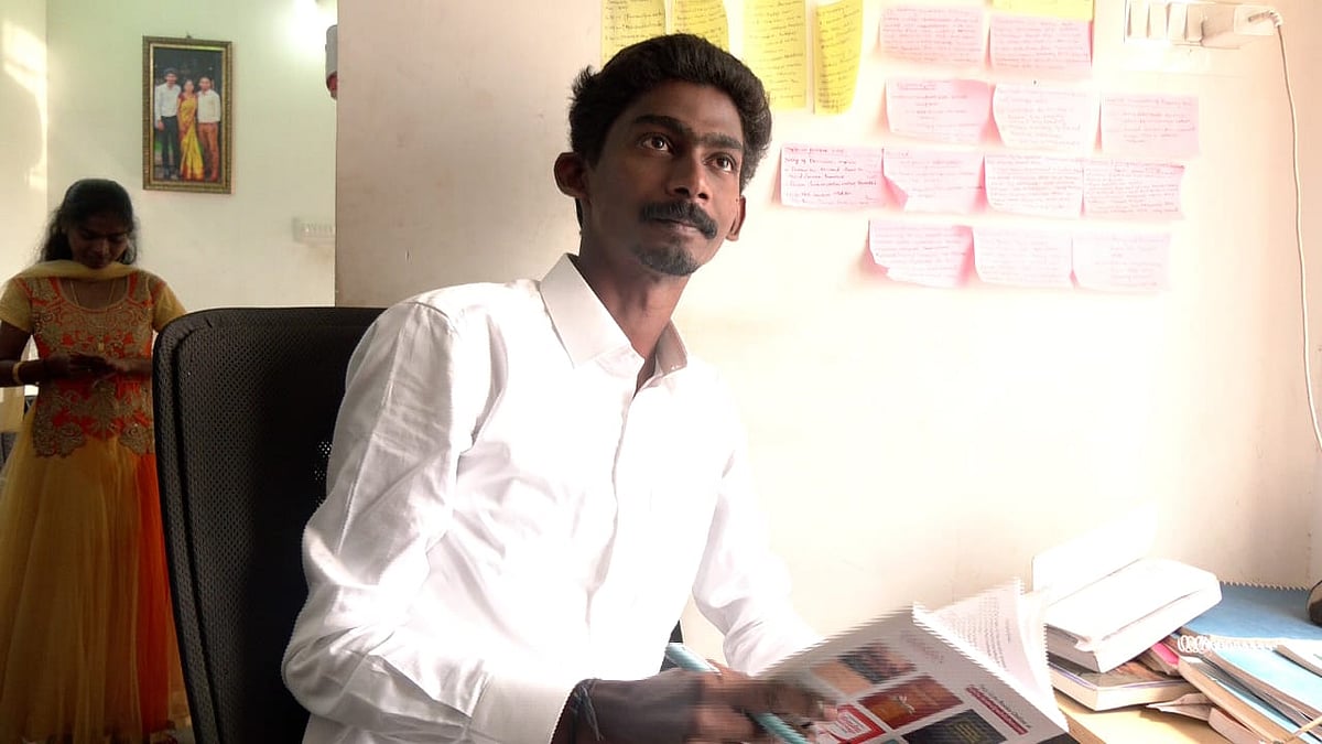 `கொல்லப்பட்ட என் தந்தையின் கனவு!' சிவில் நீதிபதியாக தேர்ச்சி பெற்ற மறைந்த வி.ஏ.ஓ-வின் மகன்