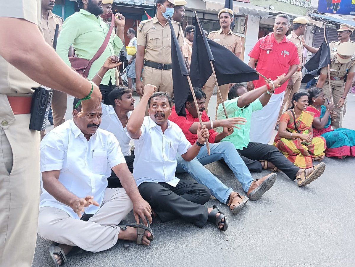 திருச்சி: ஆளுநருக்கு எதிராக கறுப்புக்கொடி காட்டி, சாலைமறியல் போராட்டம்- கம்யூனிஸ்ட் கட்சியினர் கைது!