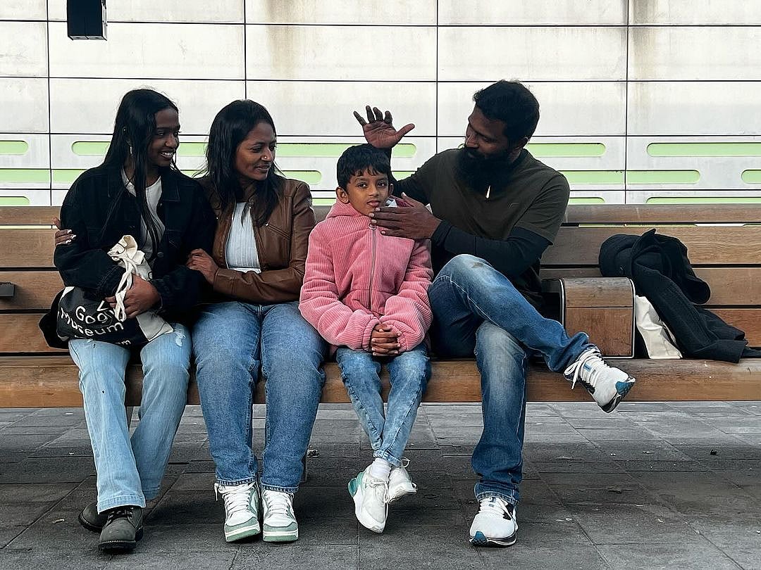 Vetrimaaran: `உனக்கென்ன வேணும் சொல்லு' - நெதர்லாந்தில் குடும்பத்துடன்  வெற்றிமாறன் | Photo Album