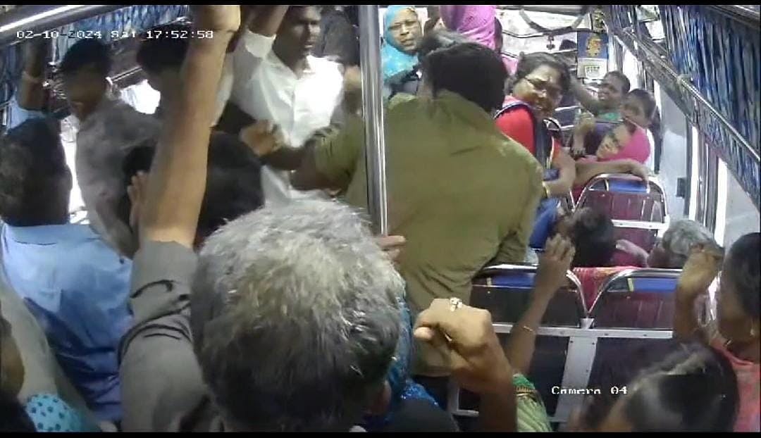 பெண் பயணியை ஒருமையில் திட்டிய தனியார் பேருந்து நடத்துநர்; தாக்கிய இளைஞர்கள் கைது! - என்ன நடந்தது?