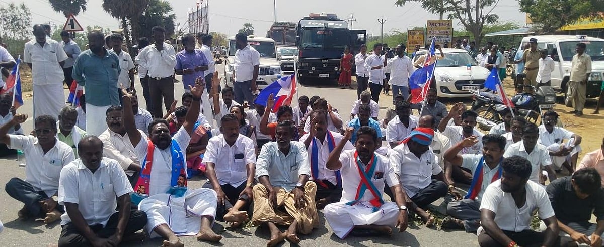 `பாஜக-வினர் பெட்ரோல் குண்டுகளை வீசிக் கொல்லப் பார்த்தனர்..!' - விசிக பெண் நிர்வாகி `பகீர்' புகார்