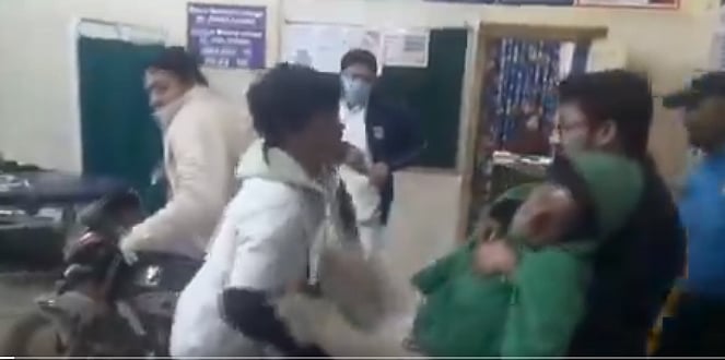 `நண்பன்' பட பாணியில் பைக்கில் எமர்ஜென்சி வார்டுக்கு கொண்டுவரப்பட்ட முதியவர் - வைரலாகும் வீடியோ! 