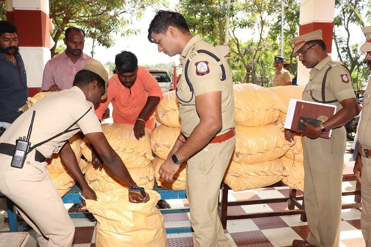 நாகை: இலங்கைக்கு கடல் வழியாக கடத்த முயன்ற ரூ.50 லட்சம் மதிப்பிலான கஞ்சா பறிமுதல் - மூவர் கைது..!