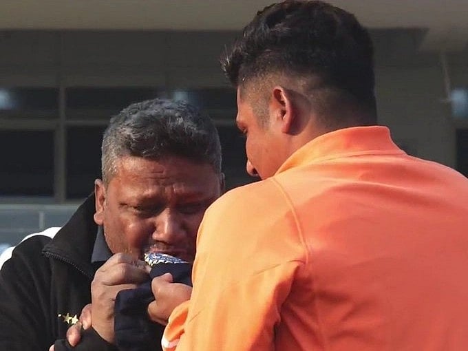 Sarfaraz Khan: `மகனே..! இரவைக் கடந்தால்தான் சூரியன் உதயம் காணமுடியும்' - ஆனந்தக் கண்ணீரில் தந்தை 