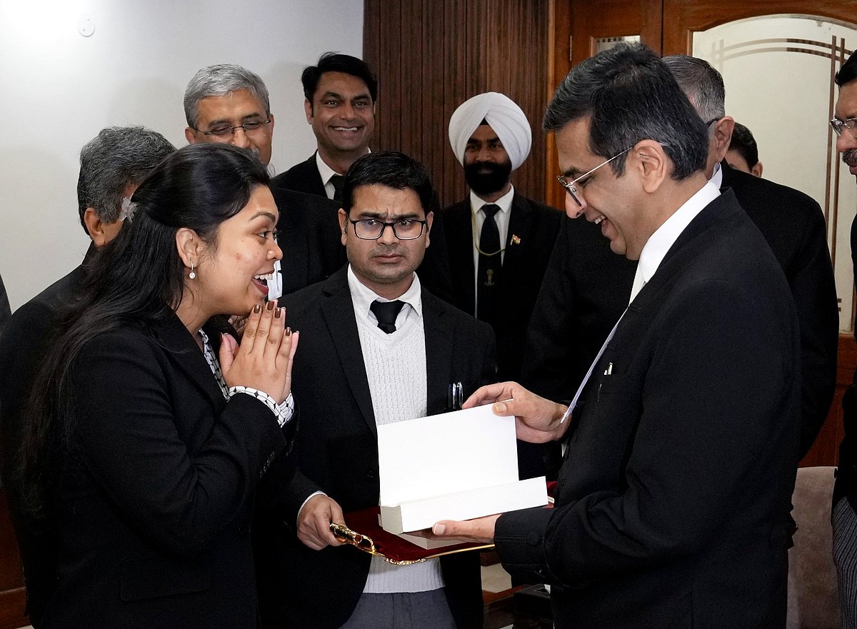 அமெரிக்காவில் படிக்க ஸ்காலர்ஷிப், உச்ச நீதிமன்ற சமையலர் மகளுக்கு நீதிபதி சந்திரசூட் பாராட்டு!