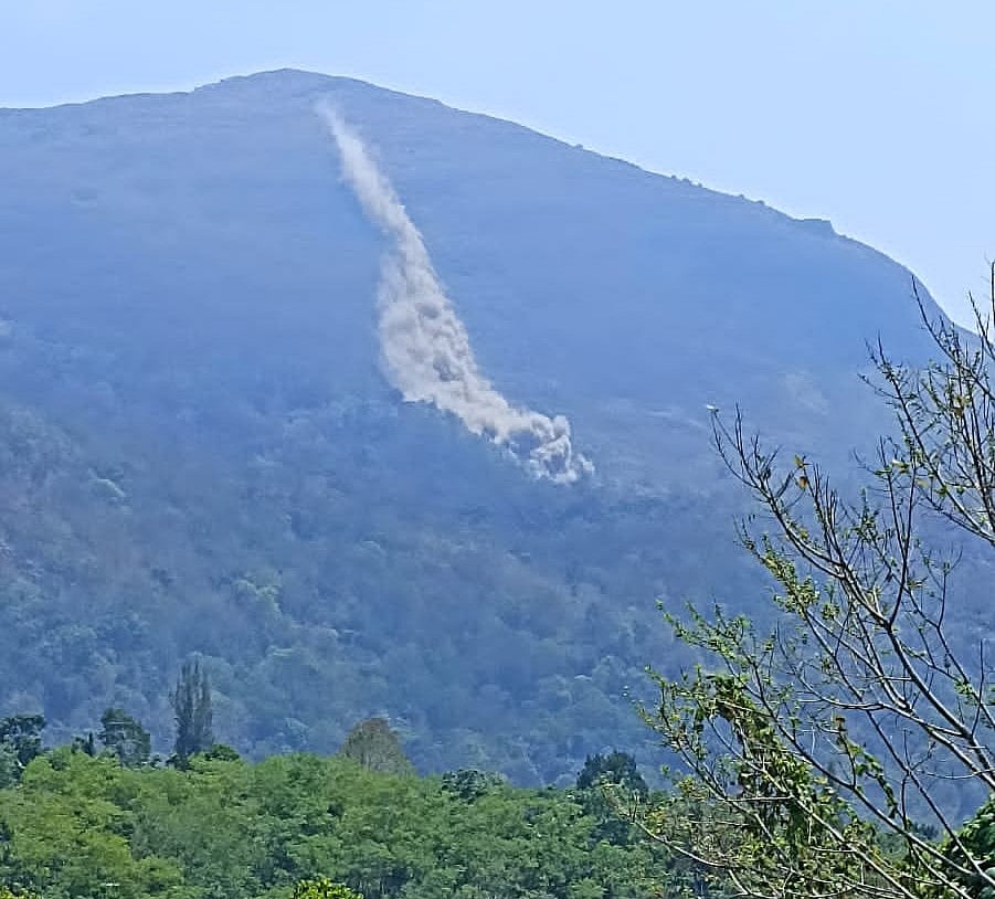 Western Ghats: வெடித்து சிதறிய பாறைகள்... காலநிலை மாற்றத்துக்கான எச்சரிக்கையா?