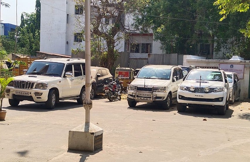 சேலம்: தேர்தல் விதிமீறல்; பறிமுதல் செய்யப்பட்ட நாதக-வினரின் கார்கள்! - பறக்கும் படையினரிடையே சிக்கல்