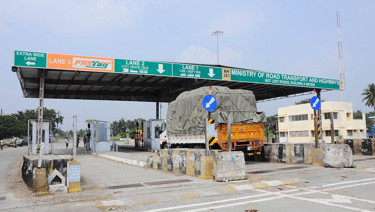 சுங்கச்சாவடி: `வசதிகள் இல்லை... ஆனால் கட்டணம் மட்டும் உயர்கிறது!' - கொதிக்கும் வாடகை வாகன ஓட்டிகள்!