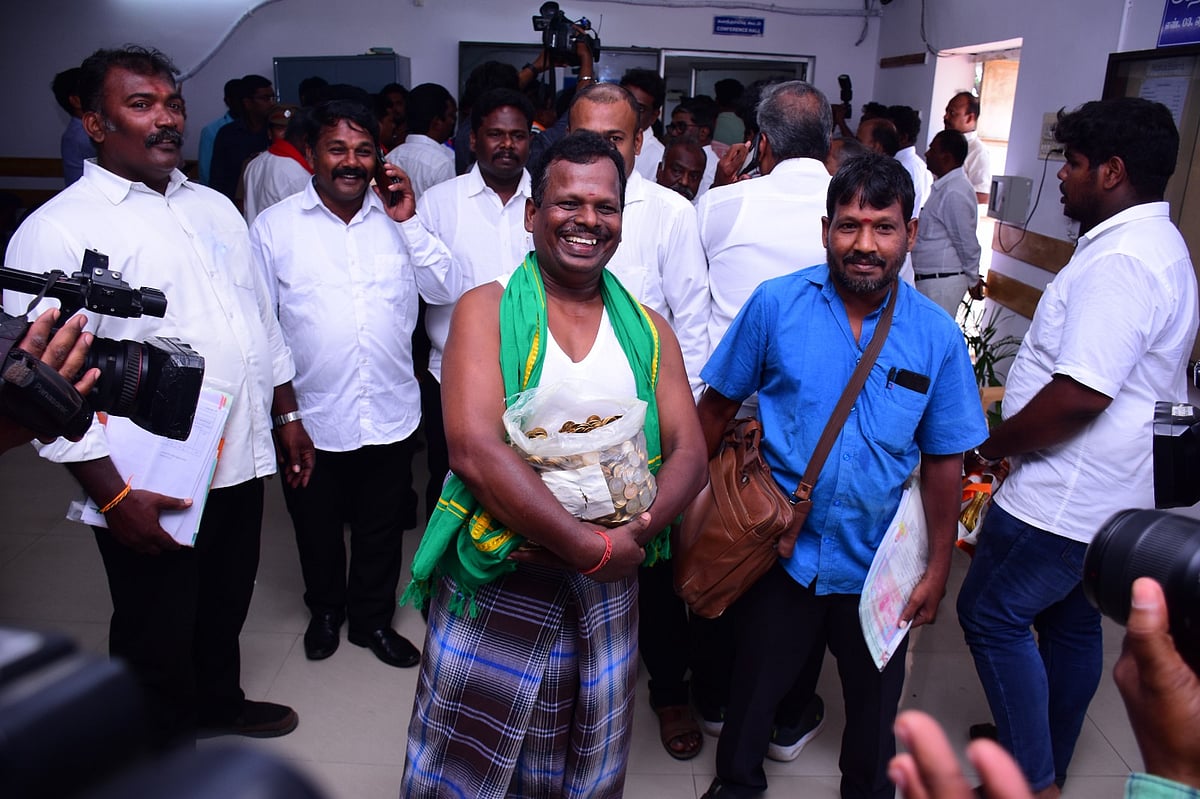 Election: எழ மறுத்த தேர்தல் அதிகாரி, அமர்ந்து மனு கொடுத்த விவசாயி... தேர்தல் அதிகாரிக்கு செம பாடம்!