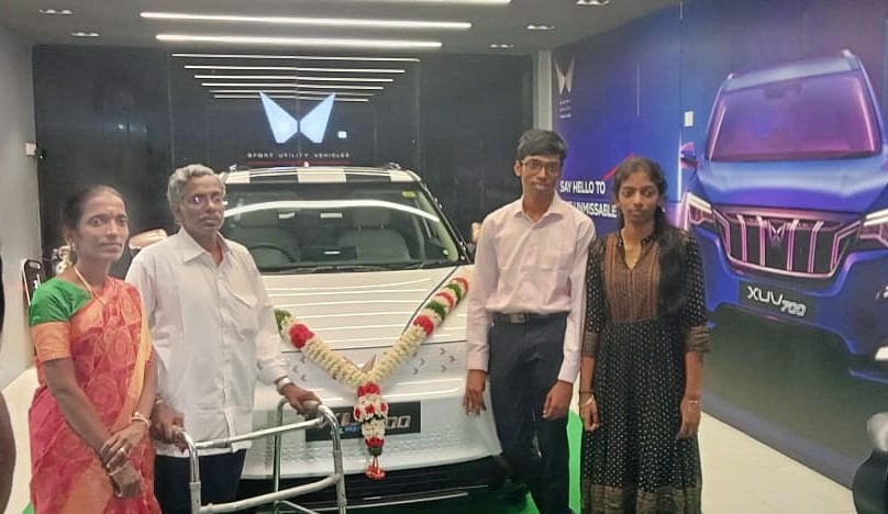 Praggnanandhaa: `சொன்னதைச் செய்த ஆனந்த் மஹிந்திரா'; XUV4OO EV காரை பெற்ற பிரக்ஞானந்தா!