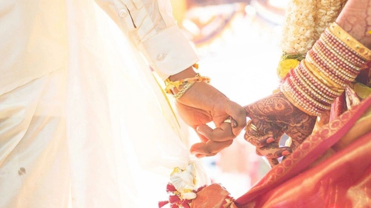 ``திருமண செலவுக்கு போட்ட பட்ஜெட்டில் விவசாயிகளுக்கு சாலை..'' - எளிமையாக திருமணம் செய்த தம்பதி