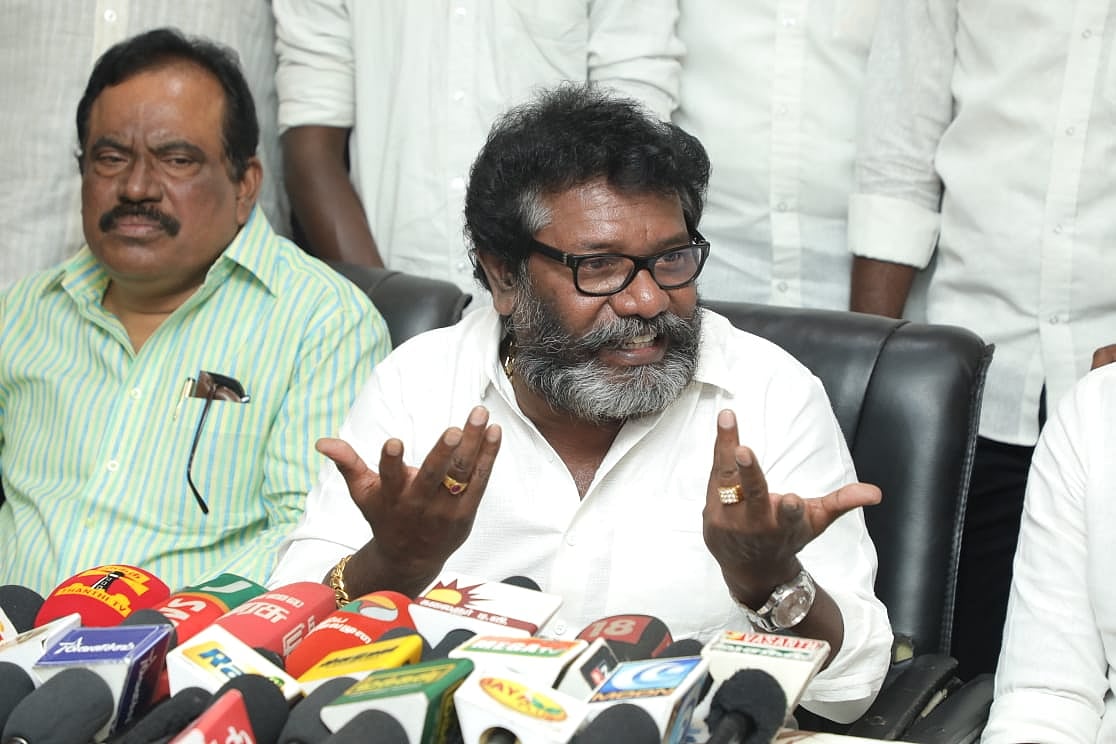 `அடிமை அதிமுக-வைத் தோற்கடிக்க சரியான வாய்ப்பு...' - திமுக கூட்டணிக்கு கருணாஸ் ஆதரவு!