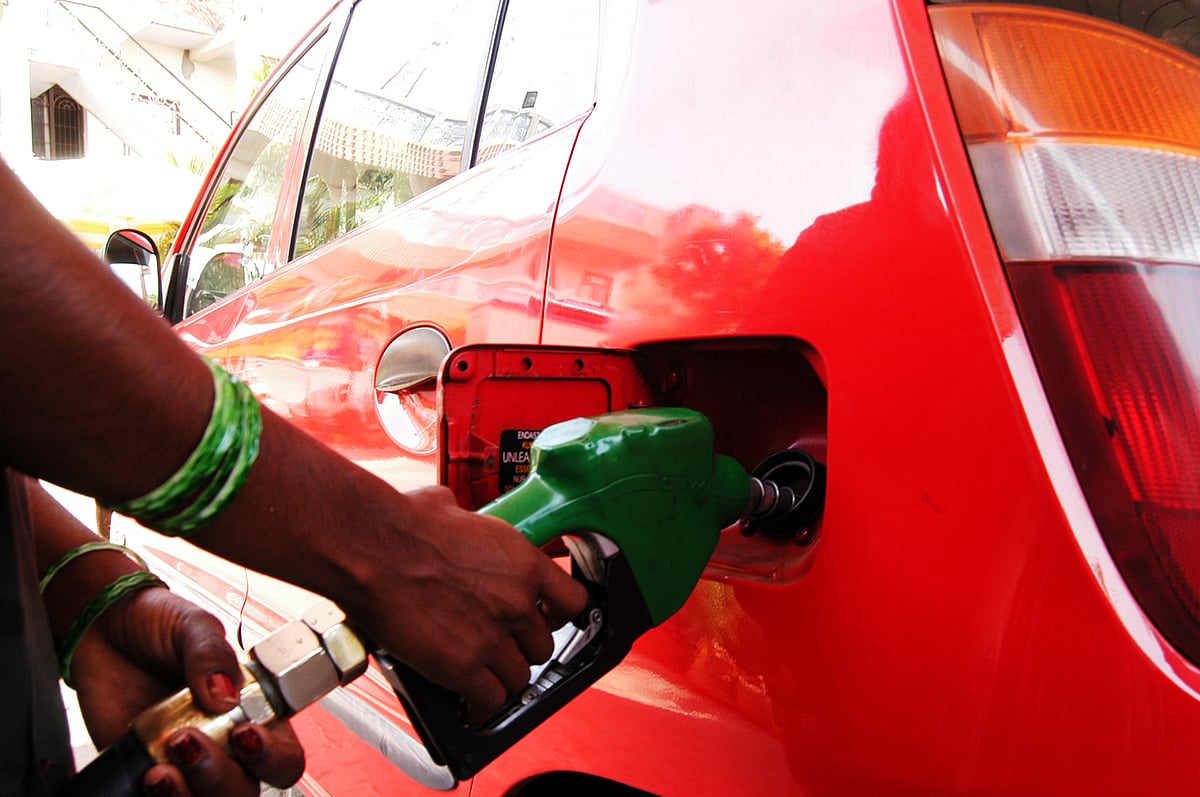 Petrol Diesel Price: இரண்டு ஆண்டுகளுக்குப் பிறகு குறைந்த பெட்ரோல்/டீசல் விலை! தேர்தல்தான் காரணமா?