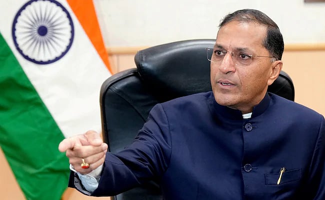 `பேசுபொருளான' தேர்தல் ஆணையரின் திடீர் ராஜினாமா... அடுத்து என்ன நடக்கும்?