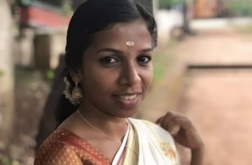 பைக்கில் லிஃப்ட் கொடுப்பதாக அழைத்துச் சென்று இளம்பெண்ணைக் கொன்ற நபர்! - கேரளாவை உலுக்கிய கொடூரம்