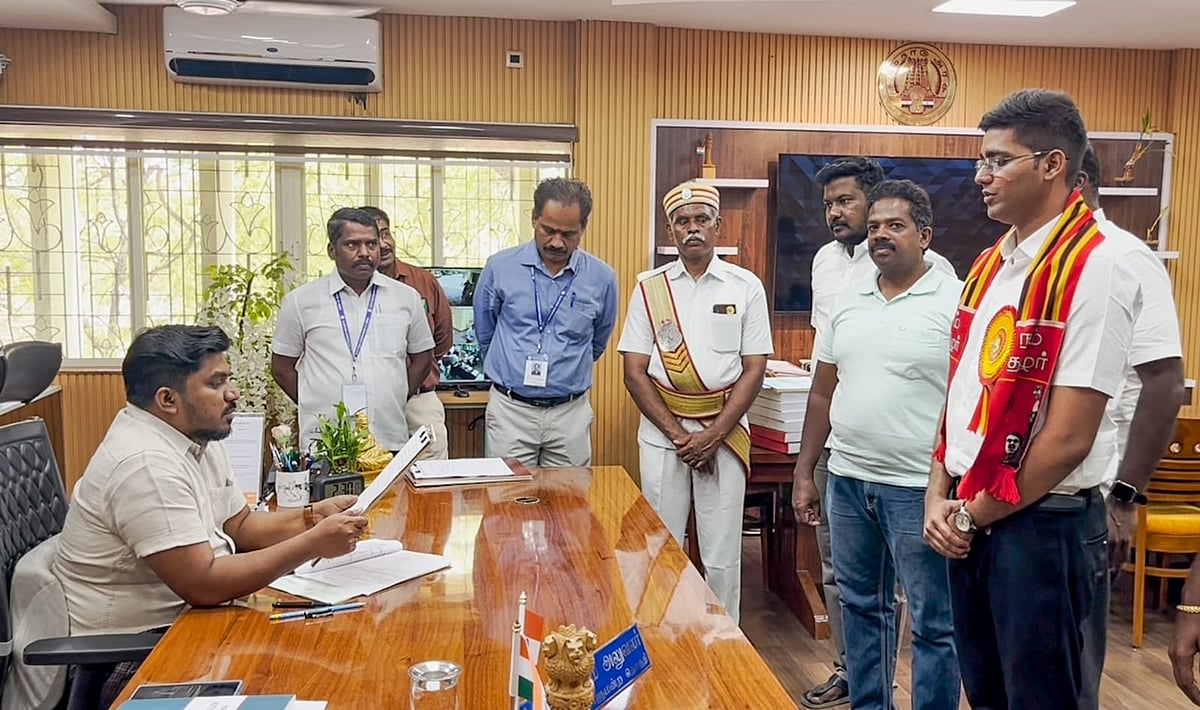 உறுதிமொழி; தமிழ் வாசிக்க உதவிய ஆட்சியர் - நா.த.க வேட்பாளர் வேட்புமனு தாக்கலின்போது நடந்தது என்ன?