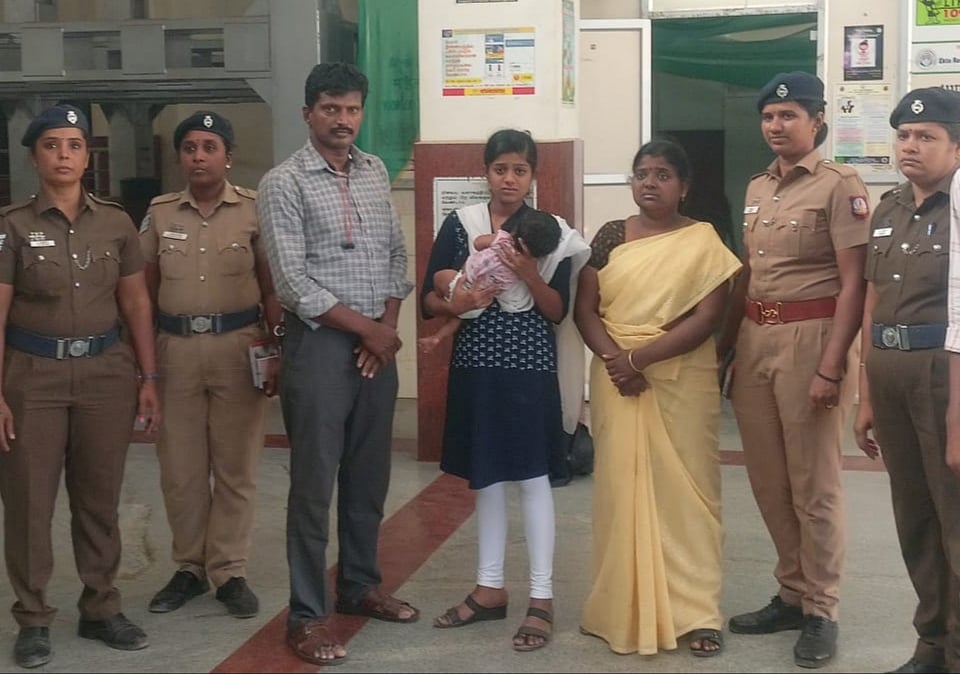 `என் குழந்தை பசில அழுகுது!'- கலங்கிய தந்தை; தாய்ப்பால் கொடுத்து பசியாற்றிய பெண்! 