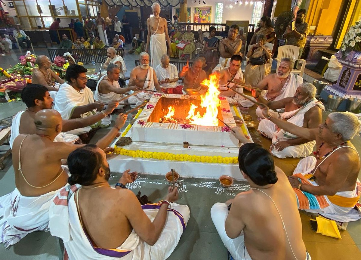 `கி.மீ கணக்கில் நின்ற பக்தர்கள்!' - மும்பை சிவாலயங்களில் மகாசிவராத்திரி விழா கொண்டாட்டம் எப்படி?