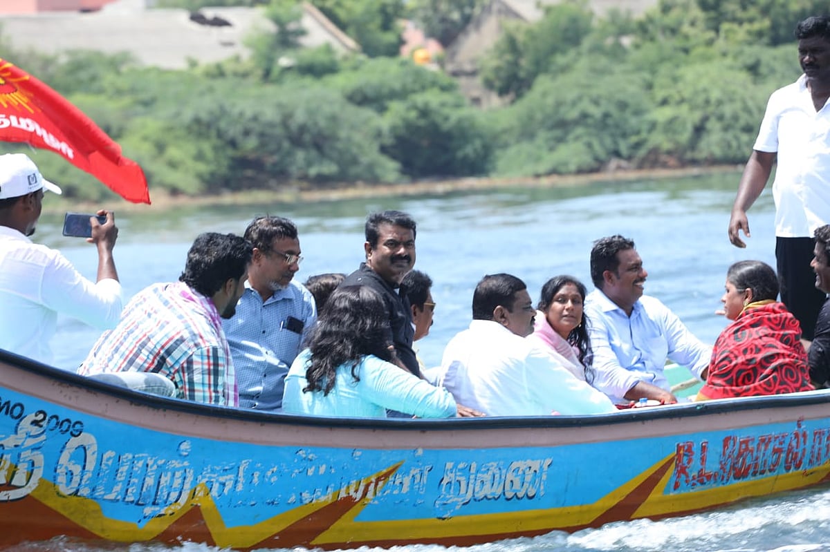 படகில் சீமான்