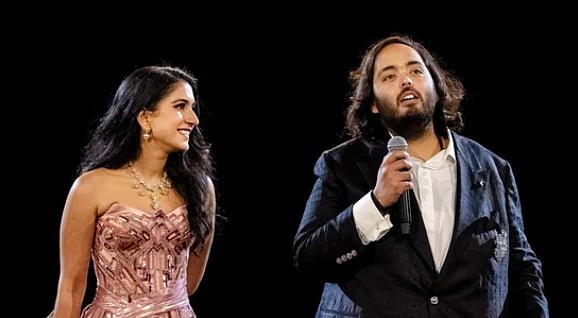 Ambani: `என் வாழ்க்கை மலர் படுக்கையால் ஆனதல்ல' - ஆனந்த் அம்பானி உருக்கம்; கண்கலங்கிய முகேஷ் அம்பானி!