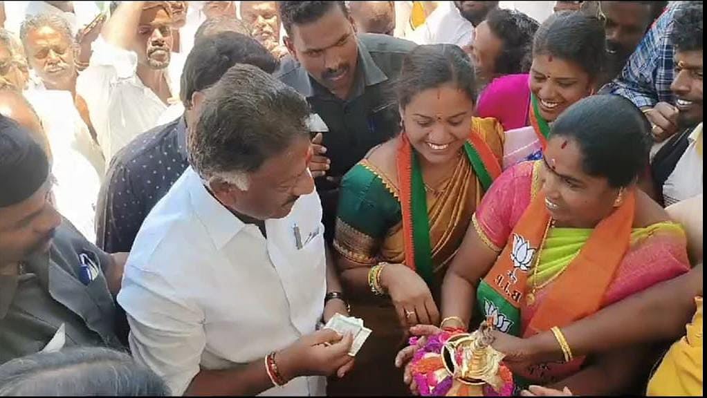 ஆரத்தி எடுத்த பெண்களுக்கு ரூ. 2,000; நேரத்துக்கு முன்பாகவே மீட்டிங் - ஓபிஎஸ் மீது பாய்ந்தது வழக்கு!