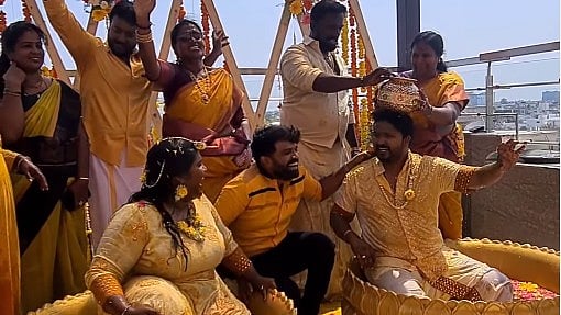 சின்னத்திரை பிரபலங்கள் பலர் கலந்து கொண்ட இந்திரஜா - கார்த்திக் ஹல்தி நிகழ்வு! 