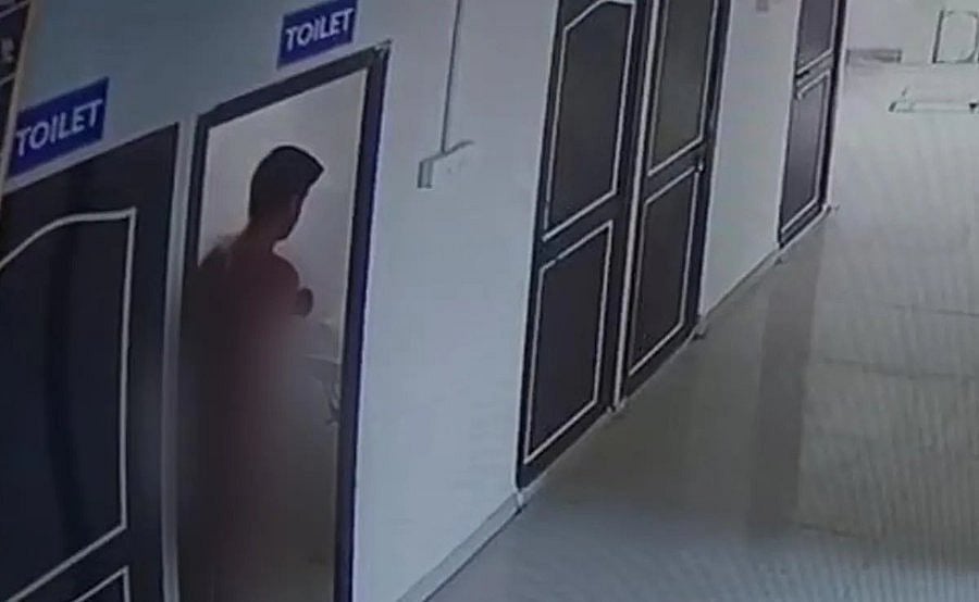 அரசு மருத்துவமனையில் நிர்வாணமாக வலம்வந்த மருத்துவர்; அதிர்ச்சி சிசிடிவி காட்சி!