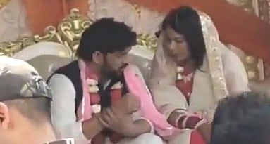 புல்லட் ப்ரூஃப் ஆடை; 200 போலீஸார்... பரோலில் வந்து காதலி ரிவால்வார் ராணியை மணந்த கேங்ஸ்டர்!