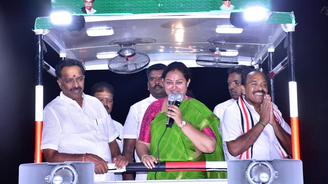 'ஜோதிமணி செய்த ஒரே சாதனை, கரூர் காங்கிரஸை திமுக-வுக்கு வித்தது தான்!' - சொல்கிறார் நடிகை விந்தியா 