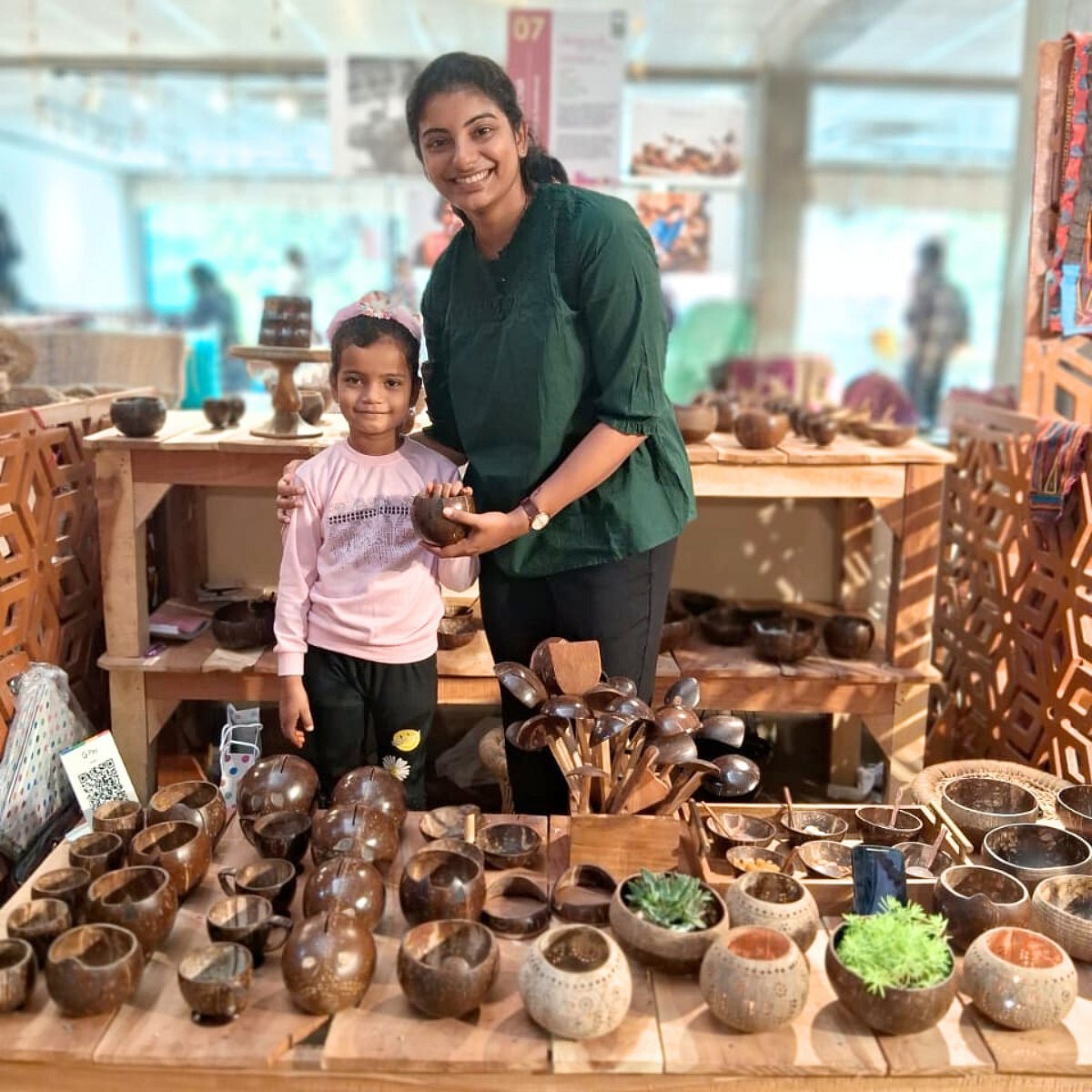 தேங்காய் சிரட்டையில் அசத்தல் பிசினஸ்... மாதம் பல லட்சம் சம்பாதிக்கும் மரியா! #WomensDay2024