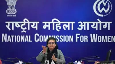 `பெண்களுக்கு பாதுகாப்பற்றதா இந்தியா?' - அமெரிக்க பத்திரிகையாளர் பதிவுக்கு NCW தலைவர் கண்டனம்..!