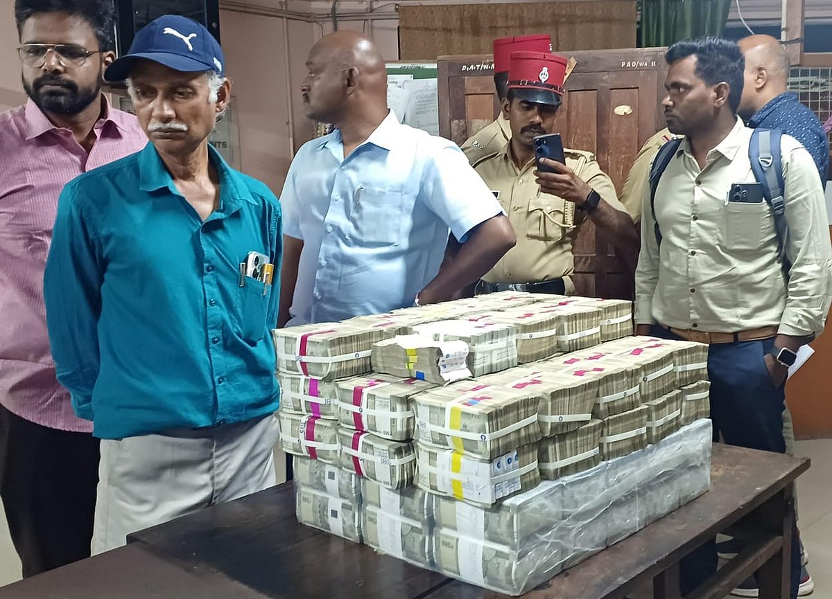 புதுச்சேரி: கட்டுக்கட்டாக ரூ.3.5 கோடி;SBI பணம் என்று சொல்லியும் மடக்கிய பறக்கும் படை - பின்னணி என்ன?